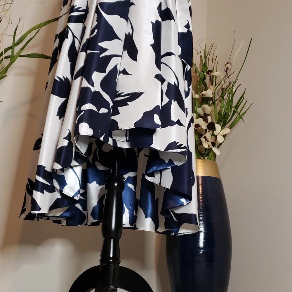 High-low navy blue and white dress, with two strands of navy blue pearls. - Picture 5 of 9